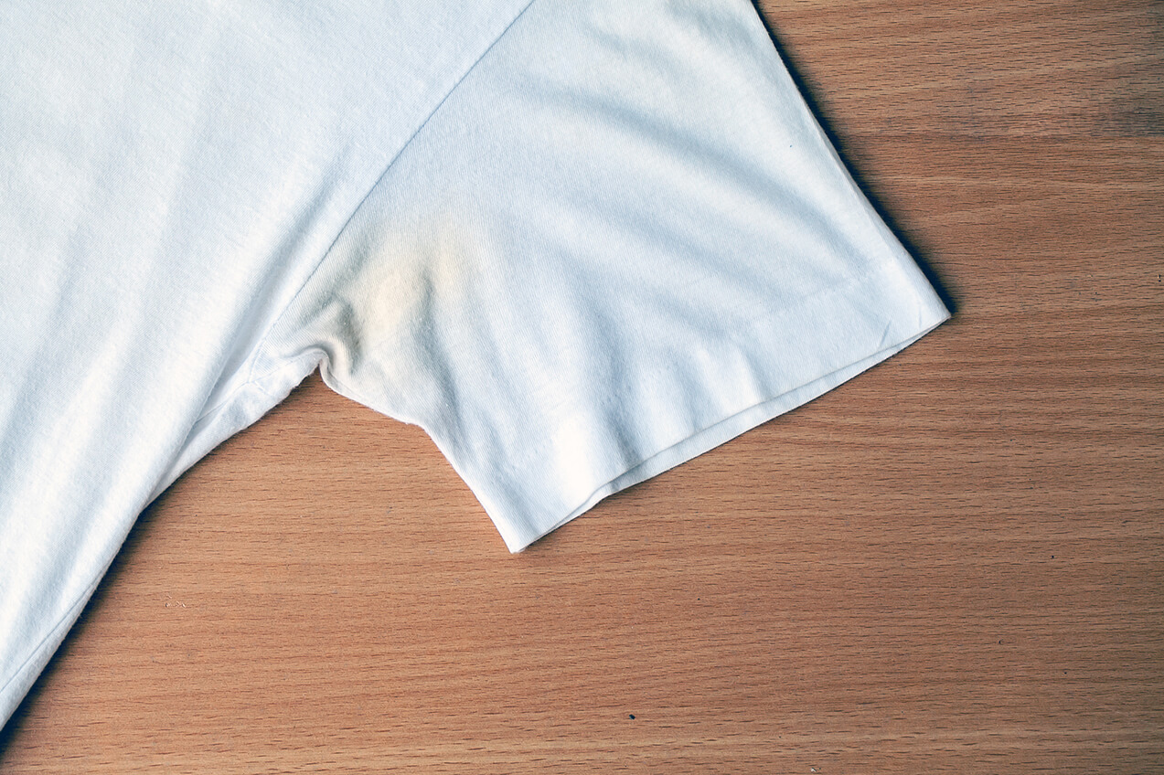 Gule pletter under armene på almindelig t-shirt